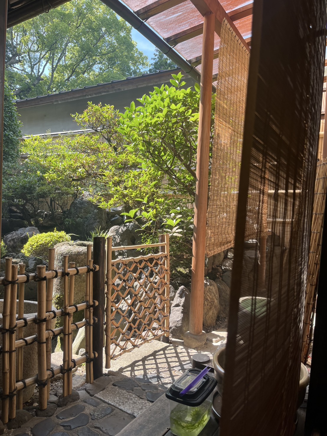 あぶり餅の到着を待つ間に、日本庭園に癒されます