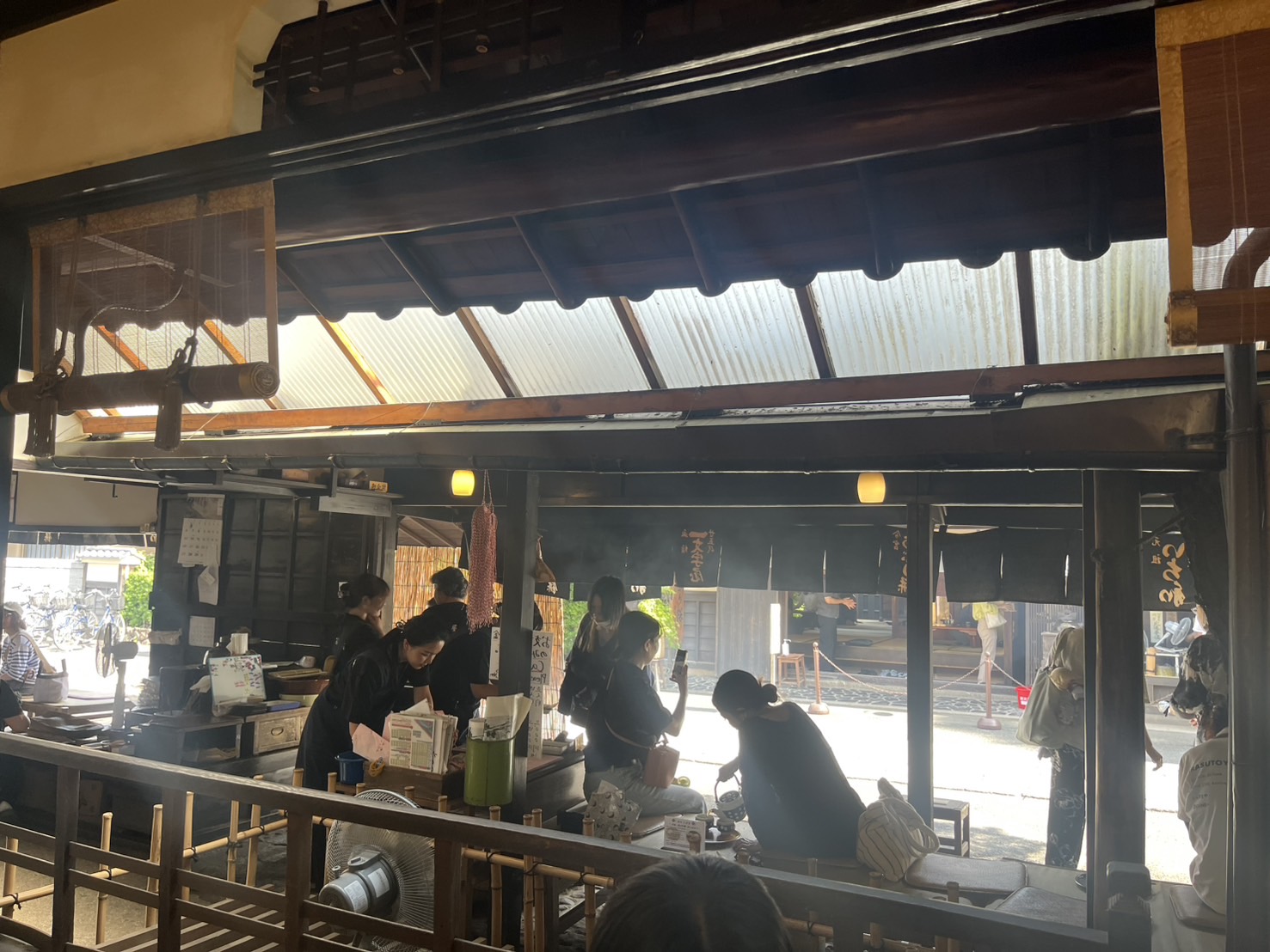 店内は暑いけれど、風が抜けやすい構造で過ごしやすい
