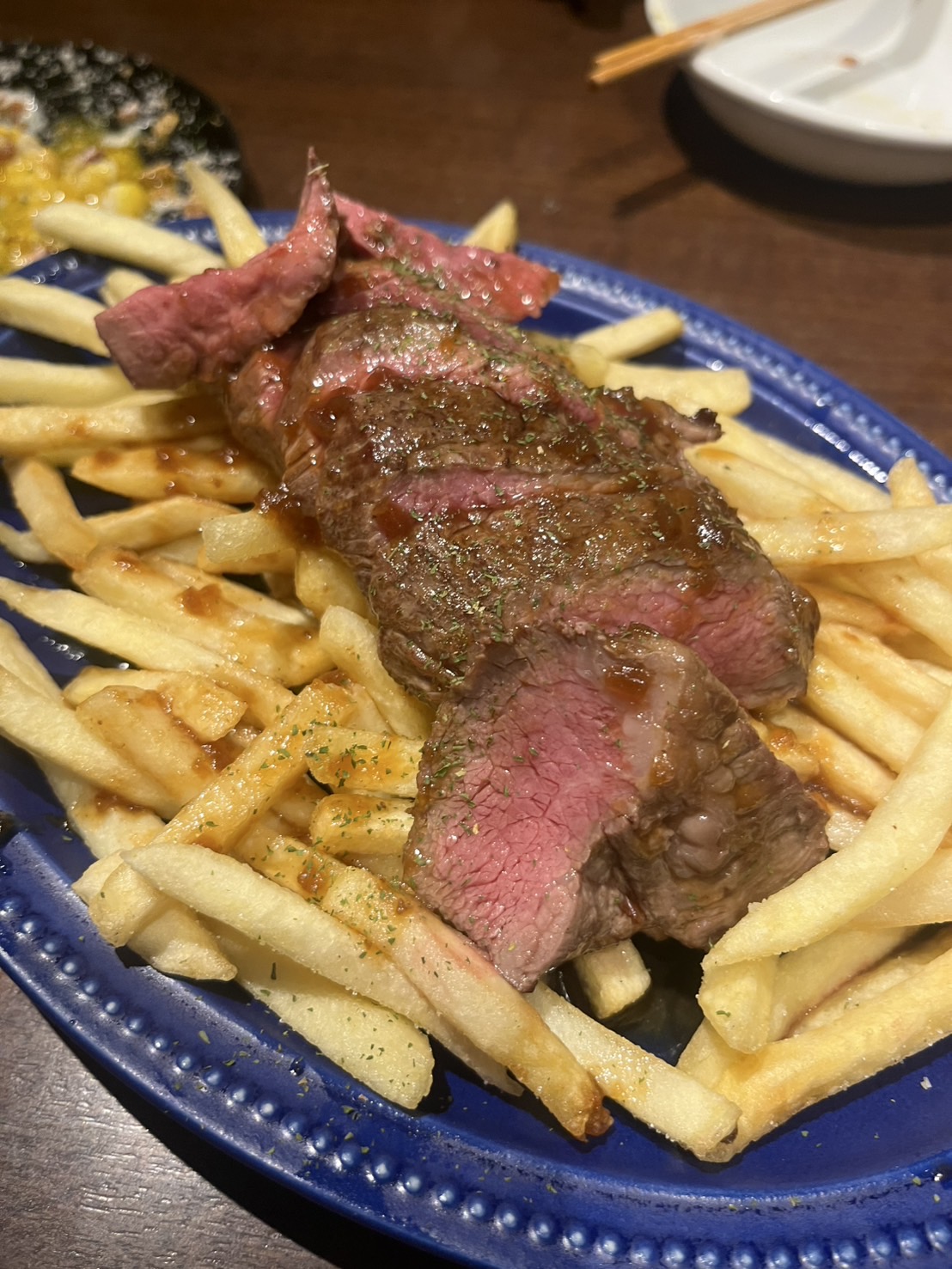 値段は忘れましたが、、確か1200円程度。肉肉しいステーキとポテトが高相性