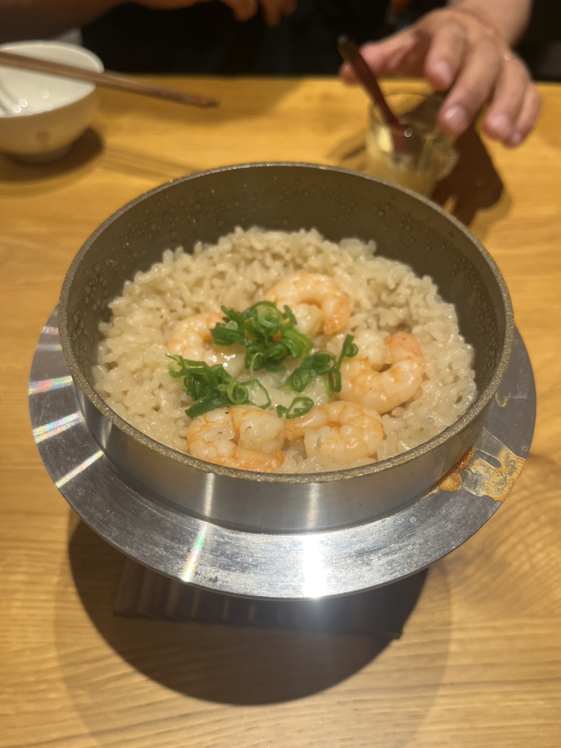 プリップリのエビとバターの香りが食欲をそそる、出来立てが美味しすぎる海老バター釜飯