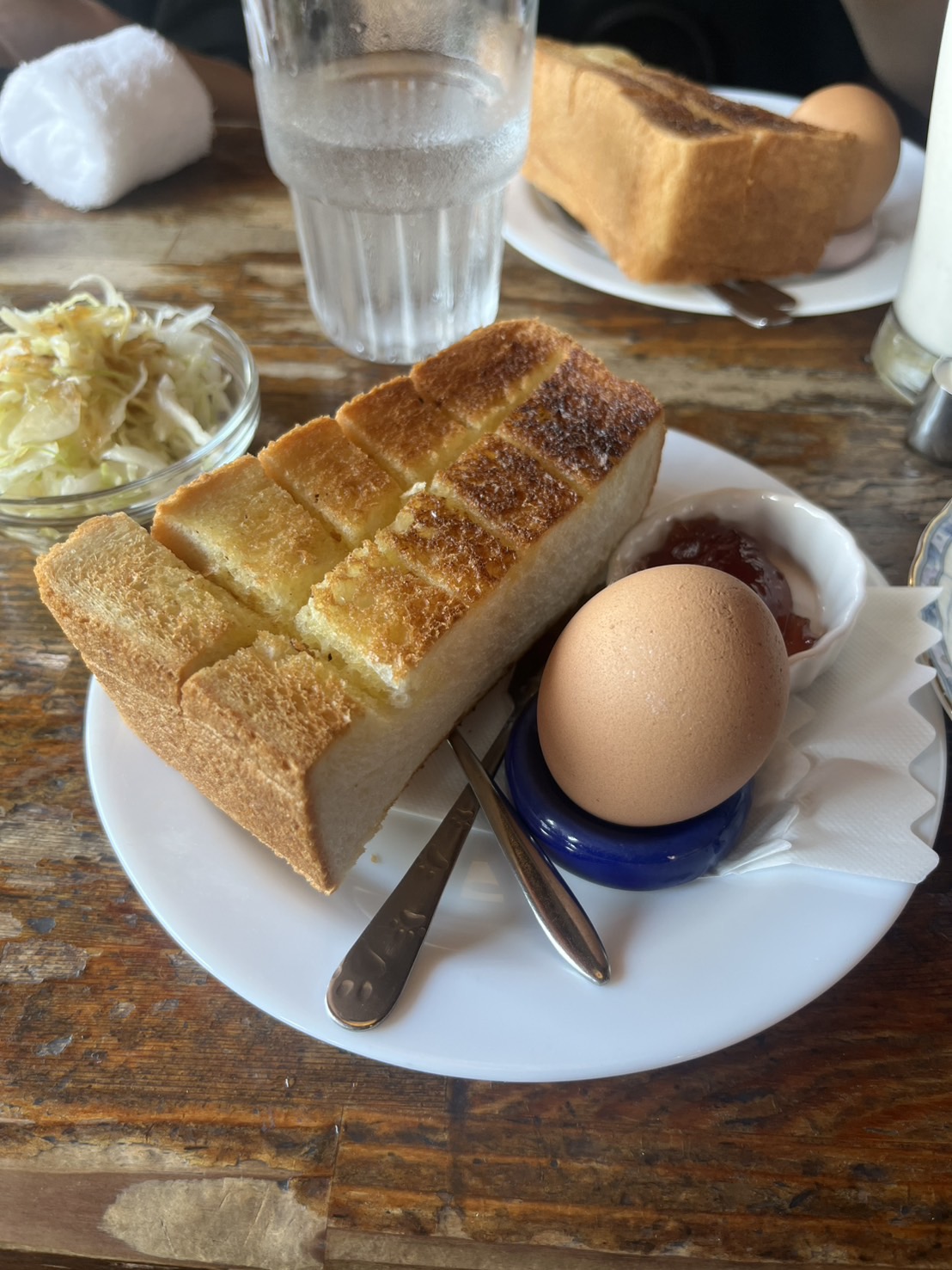 バターがたっぷり染み込んだ贅沢な厚切りトーストのモーニングプレート